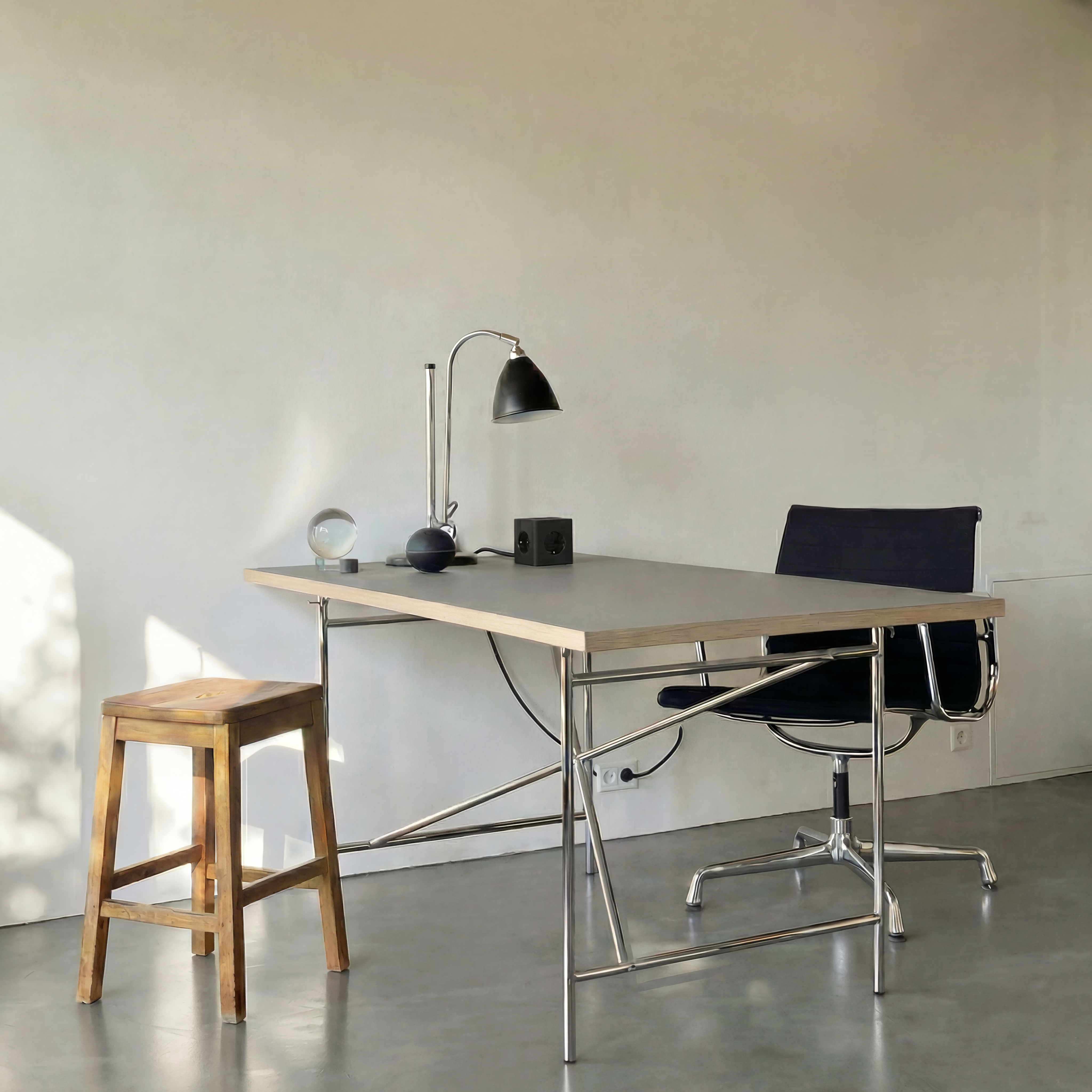 Cords® Cubical C1 Jet Black on a home desk. 