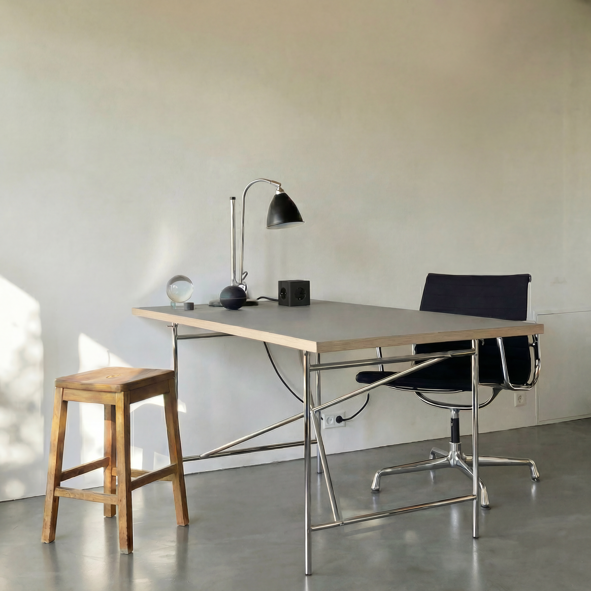 Cords® Cubical C1 Jet Black on a home desk. 